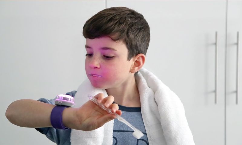 Vrolijke wearable leert kids programmeren