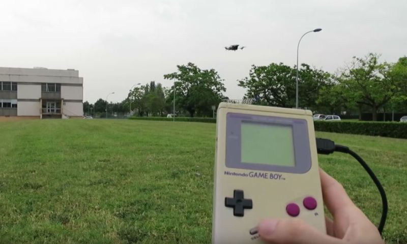 Deze man bestuurt zijn drone met een Game Boy
