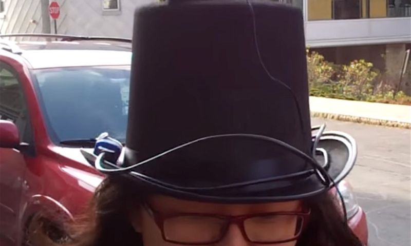 Hoge hoed met gps wijst met geluid de weg