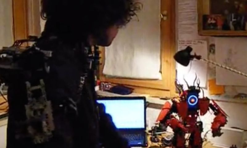 Video: man bestuurt robot met zelfgemaakt Lego-exoskelet