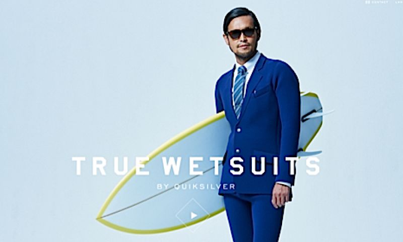 Wetsuit als een kostuum op de surfplank