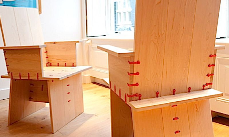 Meubels die bijeen gehouden worden met tiewraps