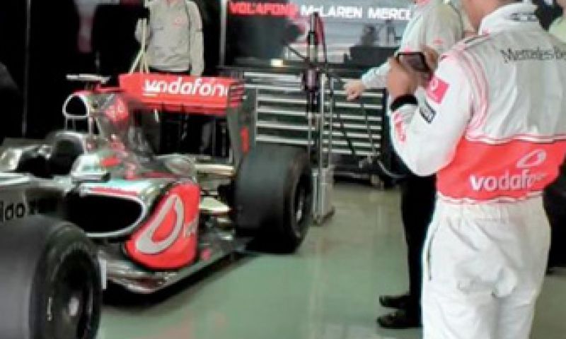 Hamilton stuurt met een mobiel