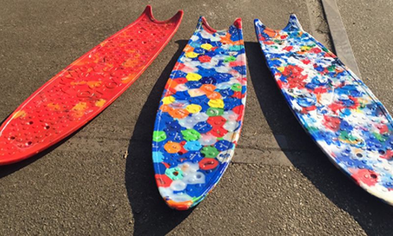 Amsterdammers smelten plastic flessendoppen om tot skateboards