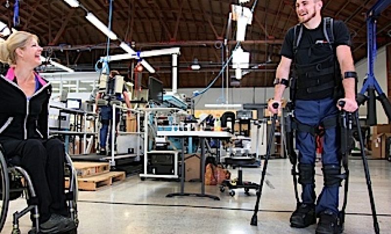 eLegs exoskelet helpt verlamden lopen