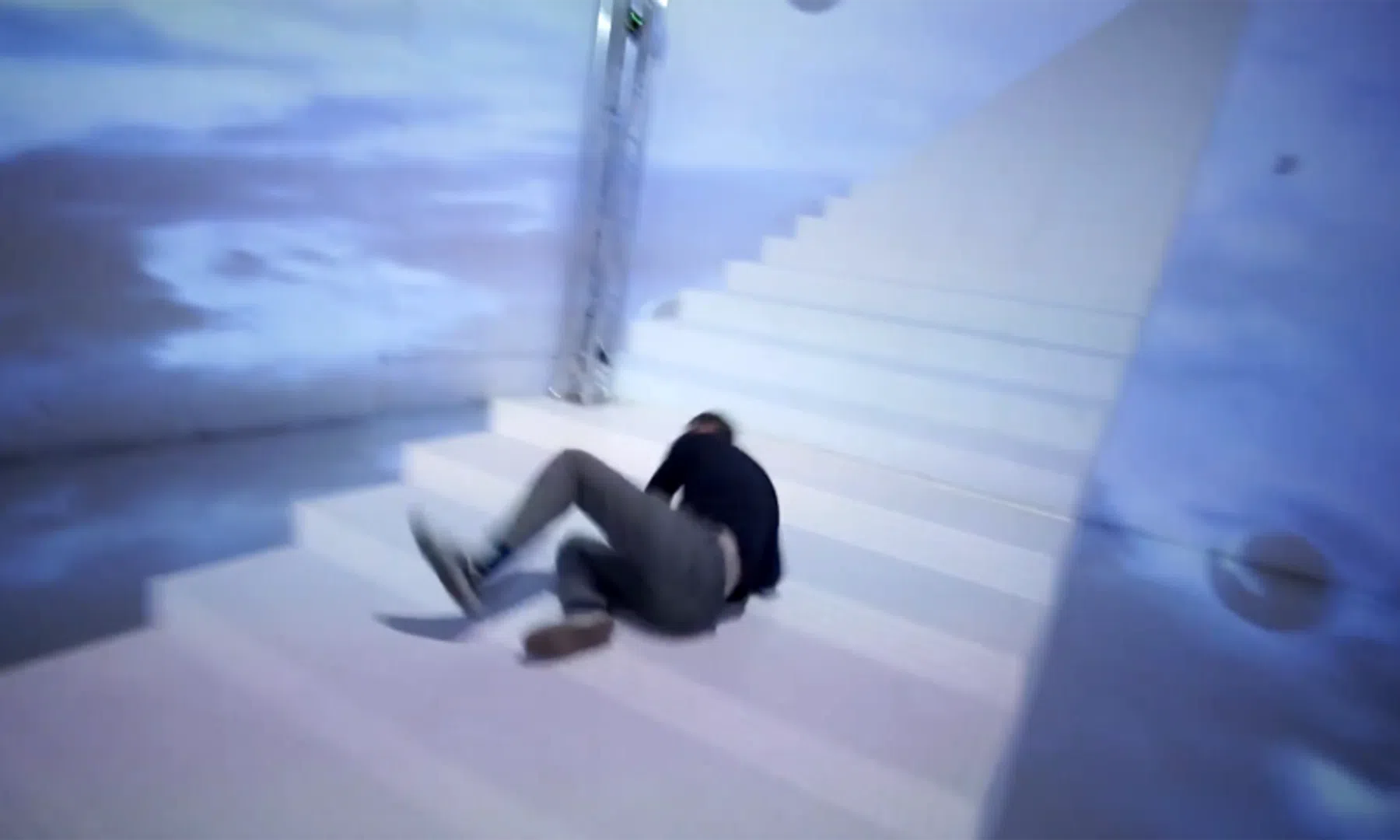 Lopen door deze interactieve kamer is een erg trippy ervaring