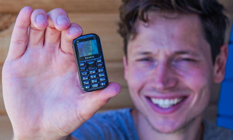hisense mini smartphone verslaving vakantie motorola