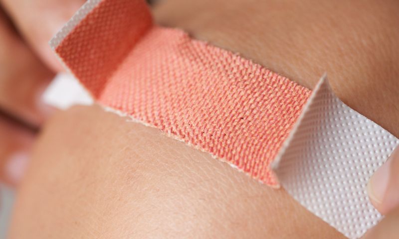 Pleister verkleurt bij infectie en behandelt wond