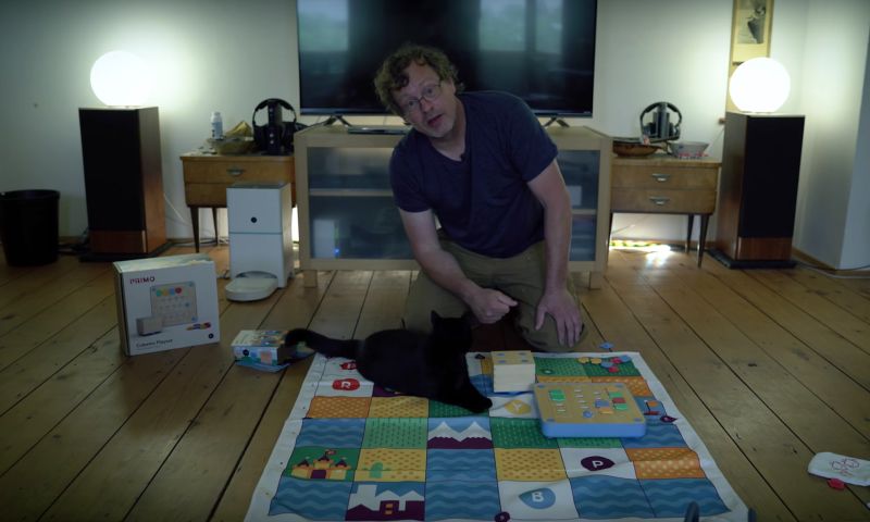 Uitpakparty: Cubetto-robotje leert kleuters programmeren