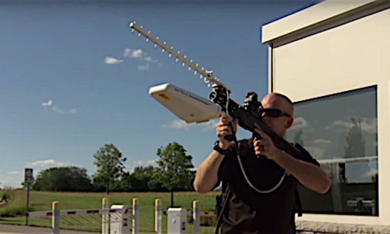 Dit geweer haalt drones uit de lucht met radiogolven