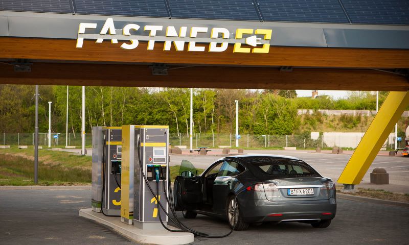 Tesla's kunnen nu bij Fastned laden