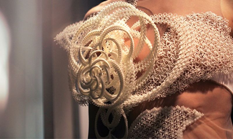 Beroemd modelabel komt met jurk met 3D-geprinte borduursels