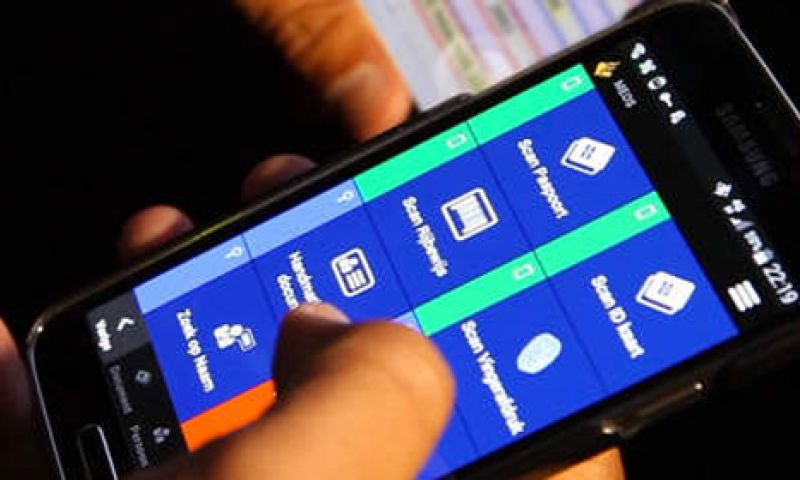 Agenten krijgen smartphones om je identiteit te checken op straat