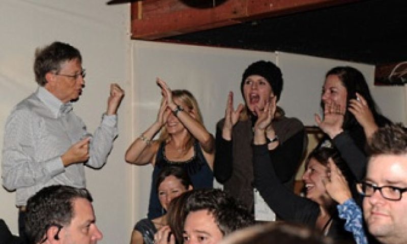 Bill Gates gespot als feestbeest