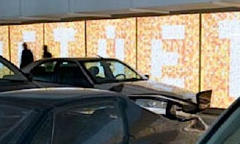 Spinvis maakt muziek voor parkeergarages