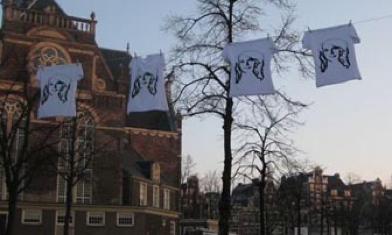 Linda de Mol hangt was buiten