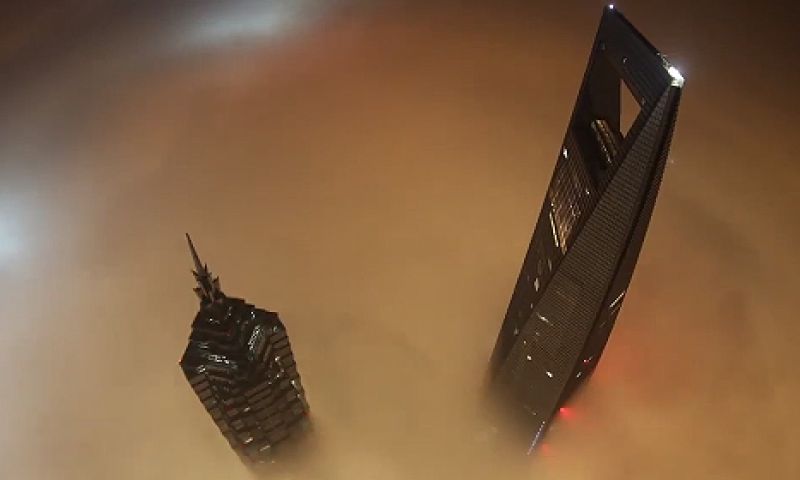 Twee mafkezen beklimmen Shanghai Tower