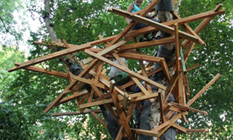 Kindarchitecten bouwen wonderlijke boomhutten