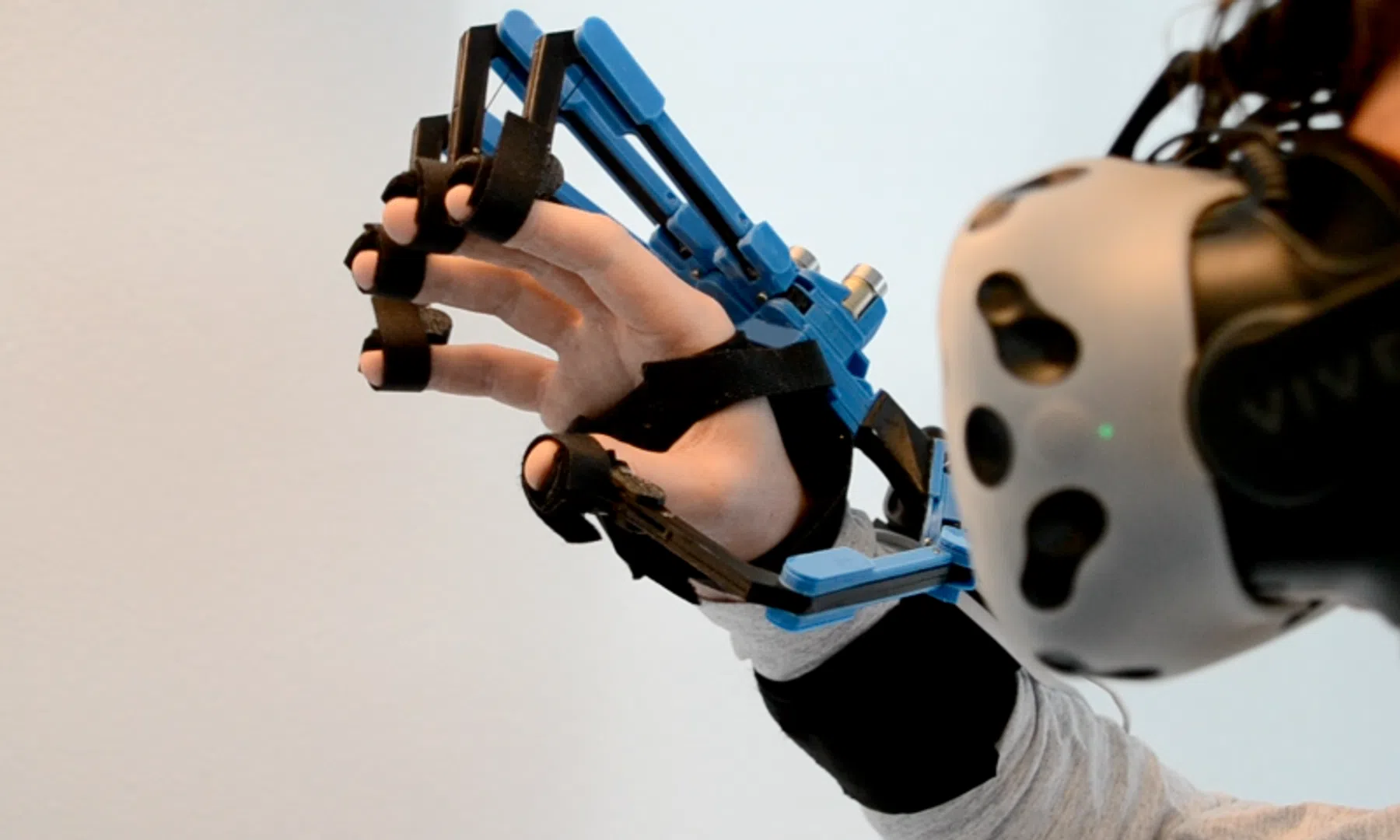 Bright day 2018 robots superhumans sophia anymal phi bionisch oog seaflyer sense glove