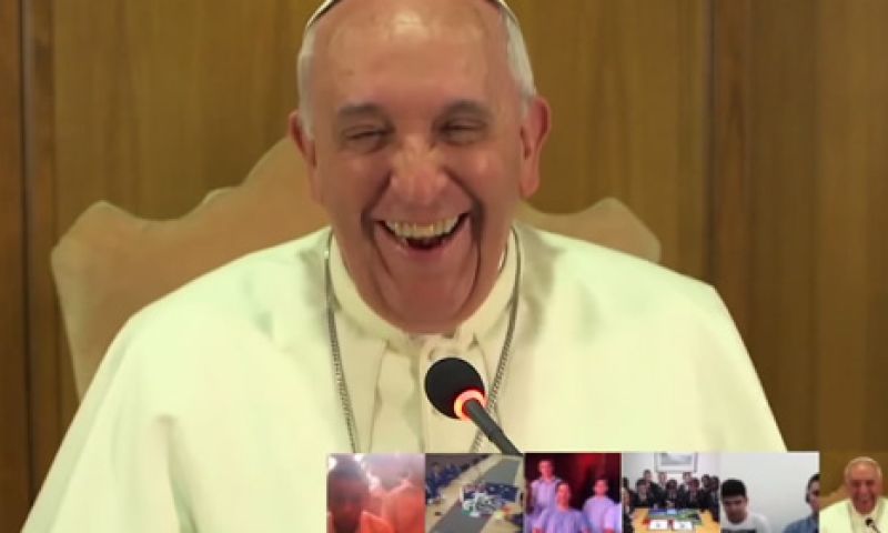 Paus gebruikt Google Hangouts om met kinderen te praten