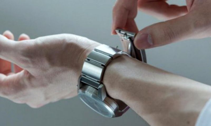 Sony-smartwatch heeft slim polsbandje en analoge wijzerplaat