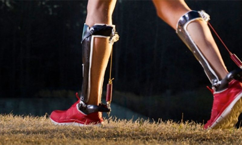 Exoskelet zonder motor laat je langer lichter lopen