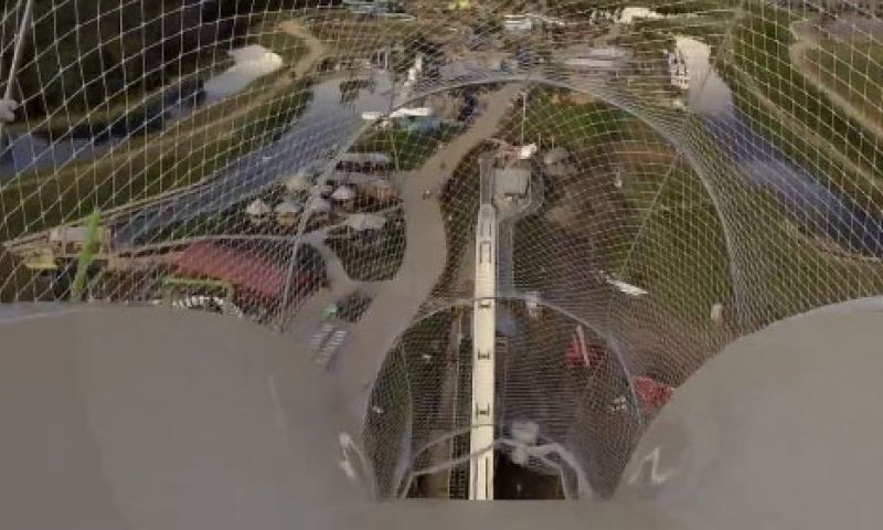 Video: van de hoogste glijbaan ter wereld naar beneden