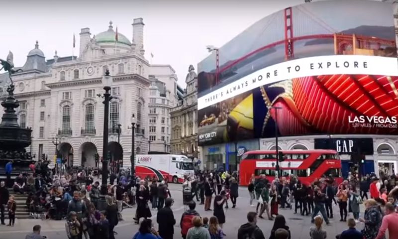 Scherm Picadilly Circus past reclame aan op voorbijgangers