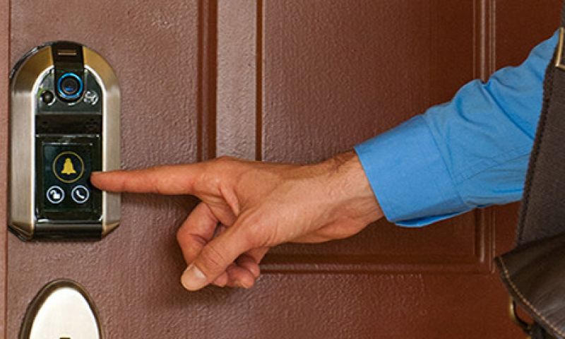 Met dit slimme deurslot kun je checken wie er voor je deur staat