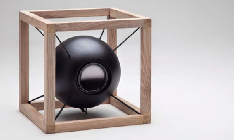 Zwevende speaker beweegt mee met de beat