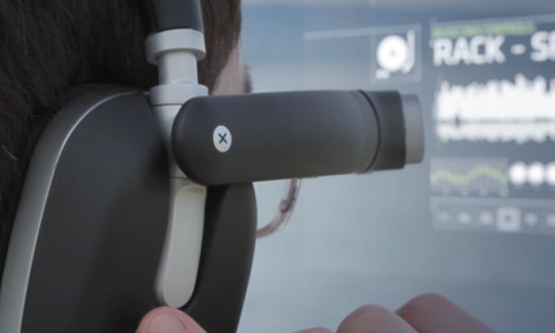 Deze koptelefoon heeft een Google Glass-achtig schermpje