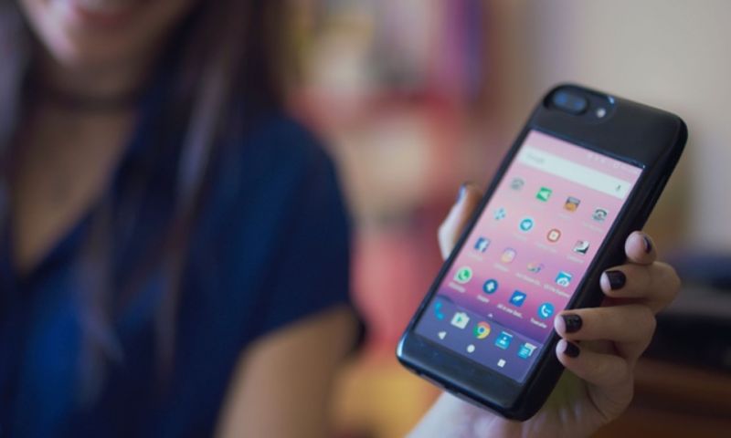 Voor wie niet kan kiezen: iPhone-hoes met ingebouwd Android-toestel