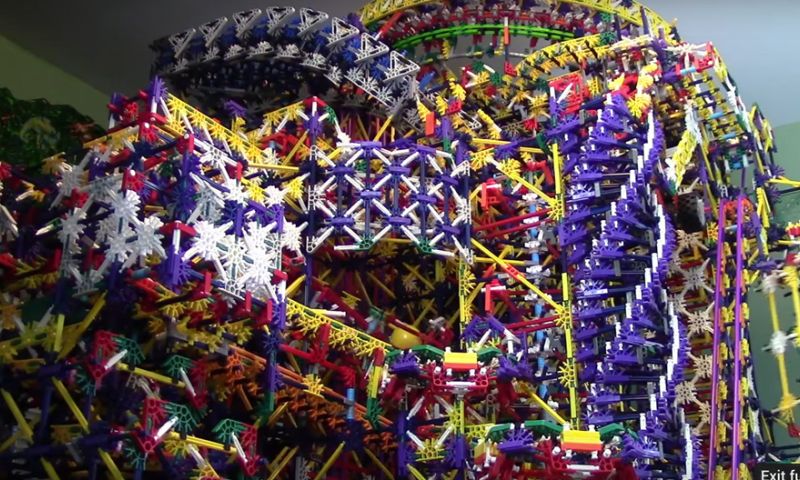 Video: bizarre K'nex-baan laat balletjes 17 routes nemen