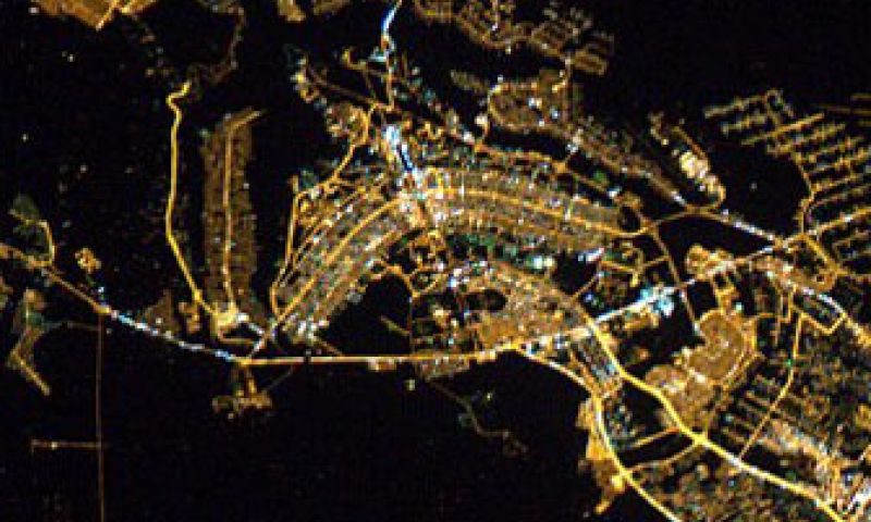 Nederland is 's nachts een gloeilamp