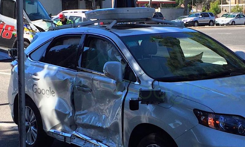 Zelfrijdende Google-auto aangereden door bestelbus