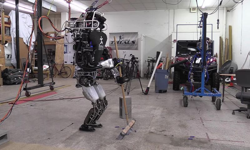 Mensachtige Google-robot kan ook vegen en stofzuigen