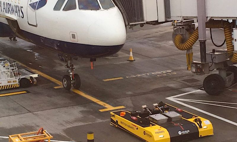 Vliegtuigen met op afstand bestuurbare trucks geparkeerd