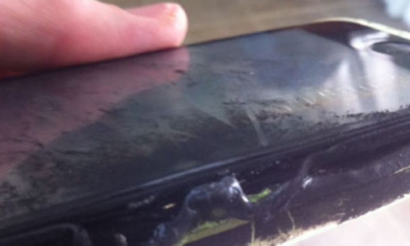 iPhone 5C in brand nadat meisje er op gaat zitten
