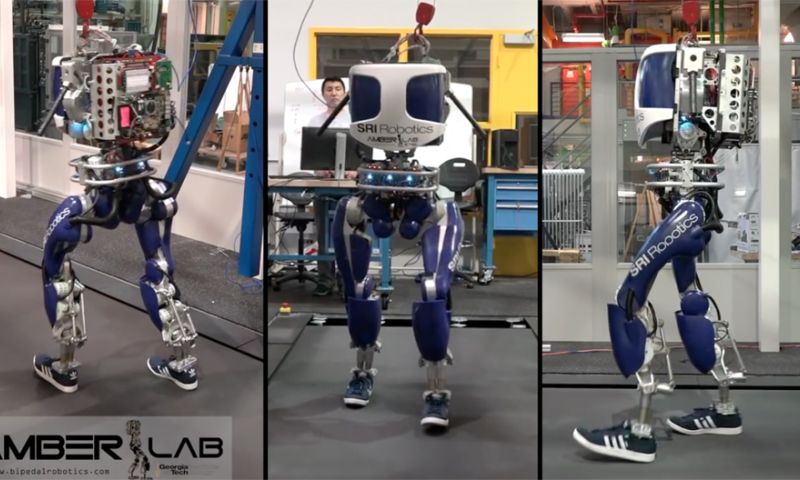 Video: robot met mensachtige voeten loopt op sneakers