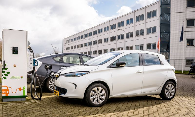 App laat alle elektrische rijders betalen bij laadpalen