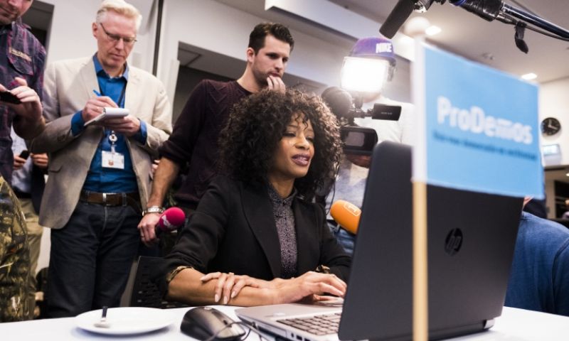 Stemwijzer op vingers getikt om volgen bezoekers