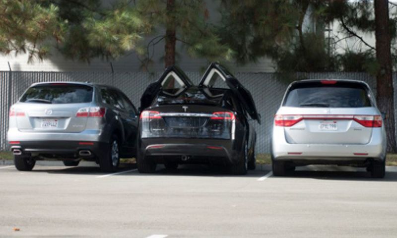 Tesla's spectaculaire Model X is klaar: luxe SUV met vleugeldeuren