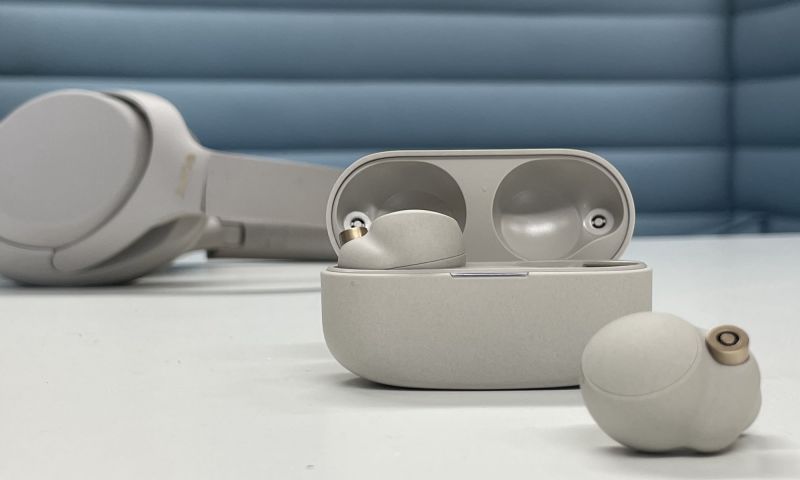 sony wh-1000xm4 1000xm4 airpods pro review test bright