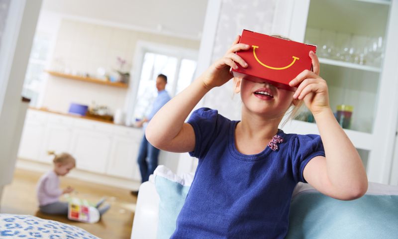 Video: McDonald's maakt VR-bril van doos Happy Meal