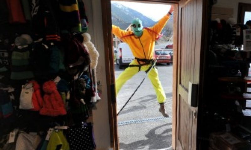 Franse skiwinkel photobombt Google Maps als een pro