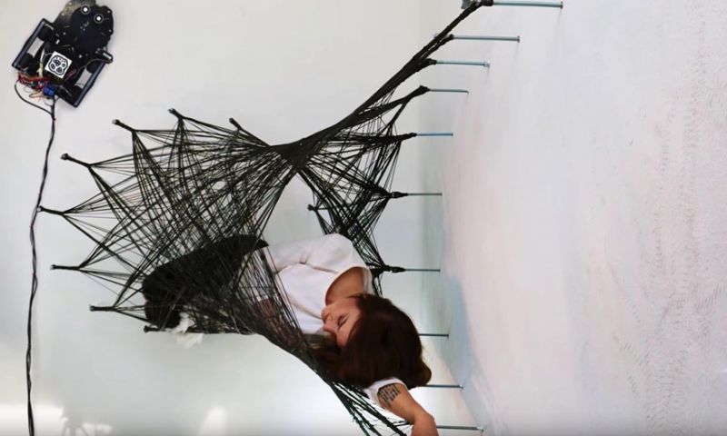 Muurrobots spinnen hangmat van koolstofvezel 