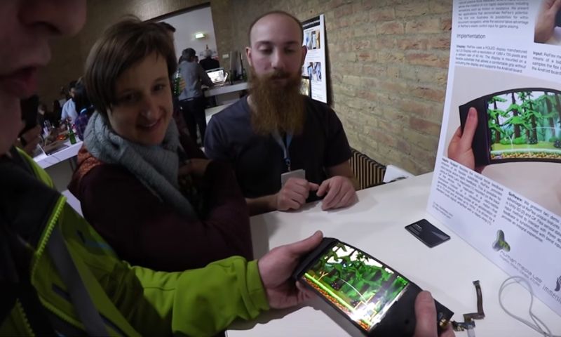 Video: David speelt Angry Birds met buigbare smartphone ReFlex