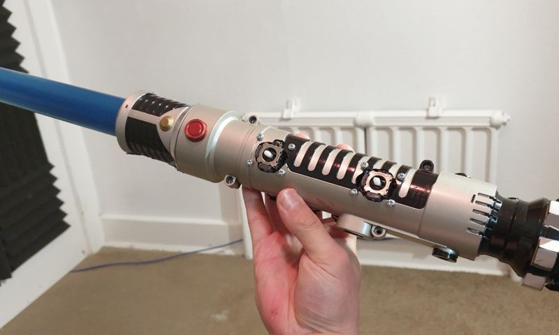 Fan maakt lightsaber om Star Wars-game mee te spelen