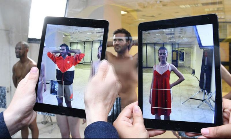 Webwinkel kleedt modellen aan met augmented reality