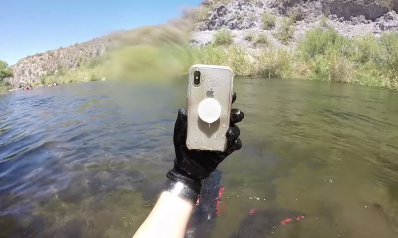 iPhone X overleeft een week in een rivier